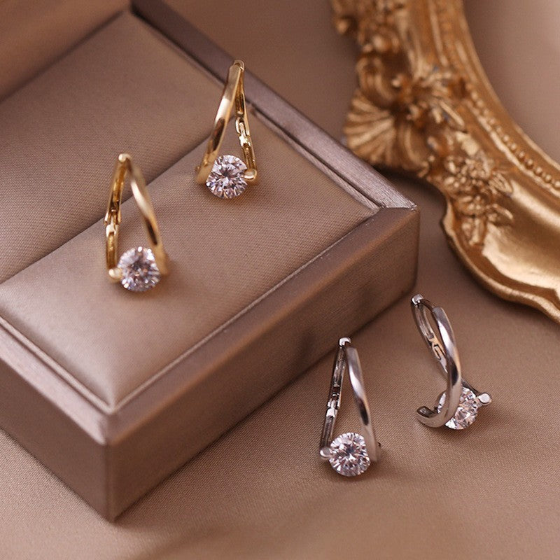 Fashionable and luxurious earrings
