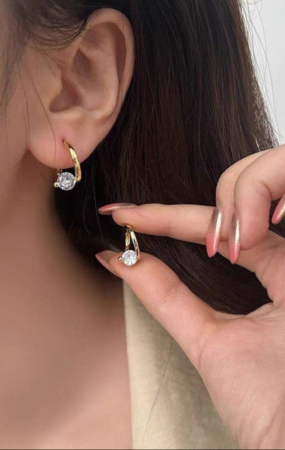 Fashionable and luxurious earrings
